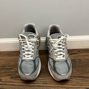 New Balance Womens 990 V5
W990GL5 Gray Running Shoes